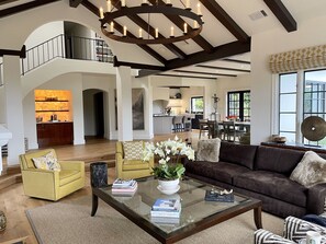 Smart TV, chimenea y impresora 