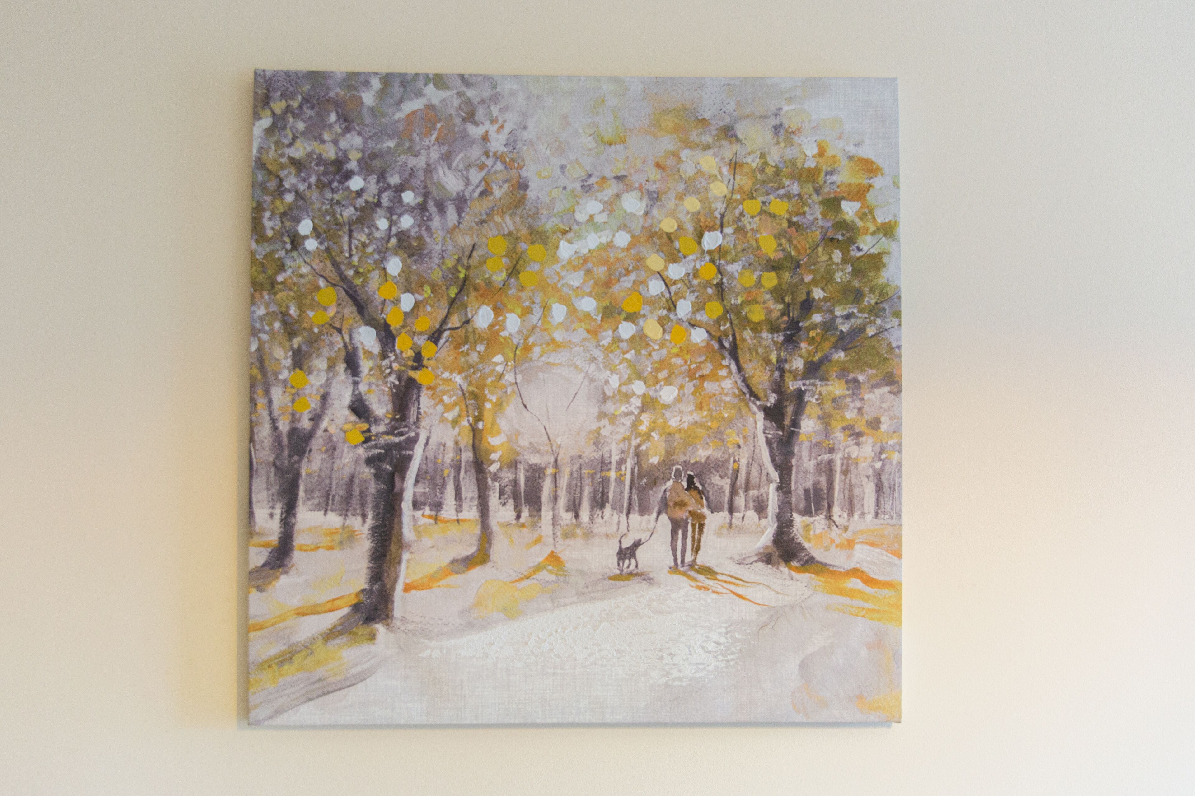 Pintura de un paisaje forestal nevado con dos personas y un perro.
