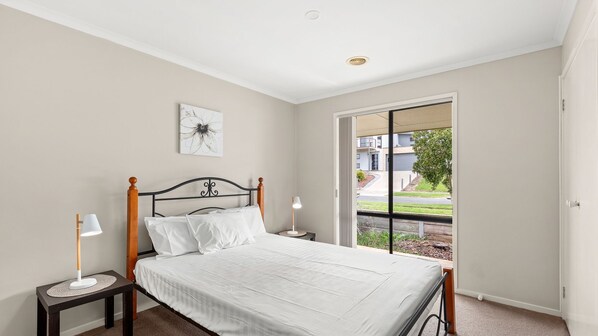 3 bedrooms, desk, WiFi, bed sheets