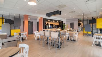 Petit déjeuner buffet servi tous les jours en supplément
