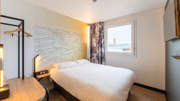 Double Room, Non Smoking | Desk, free WiFi, bed sheets