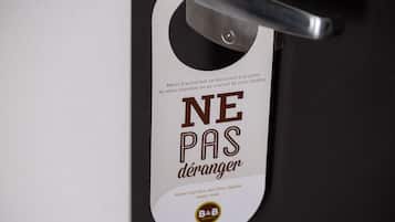 Una puerta con un cartel que dice “NE PAS déranger” y el logotipo de B&B.