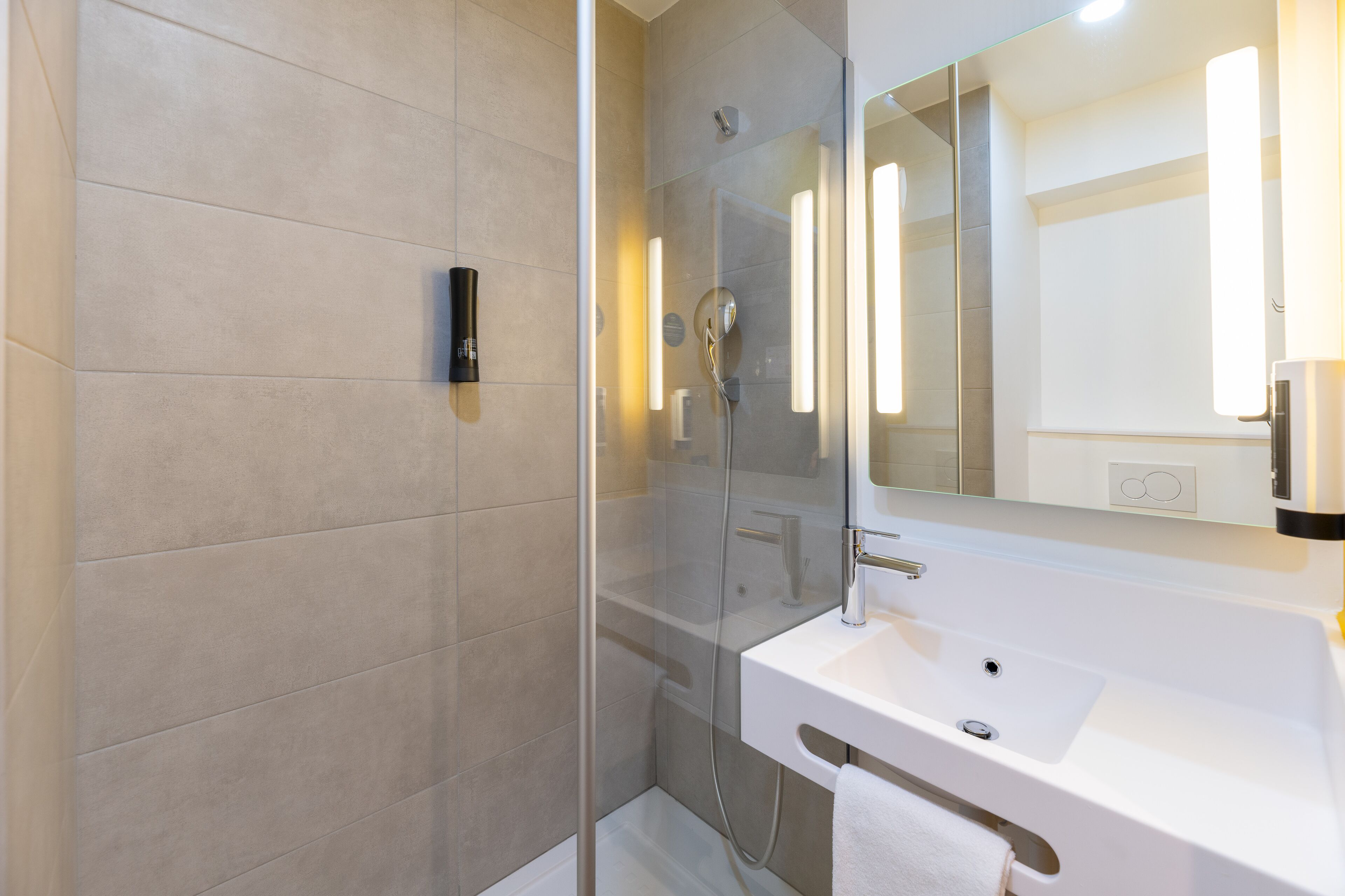 Een douche, handdoeken, zeep, shampoo
