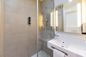 Shower, handuk, sabun, dan sampo