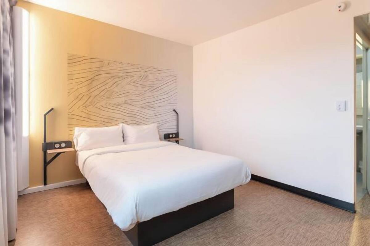 Escritorio, wifi gratis y ropa de cama