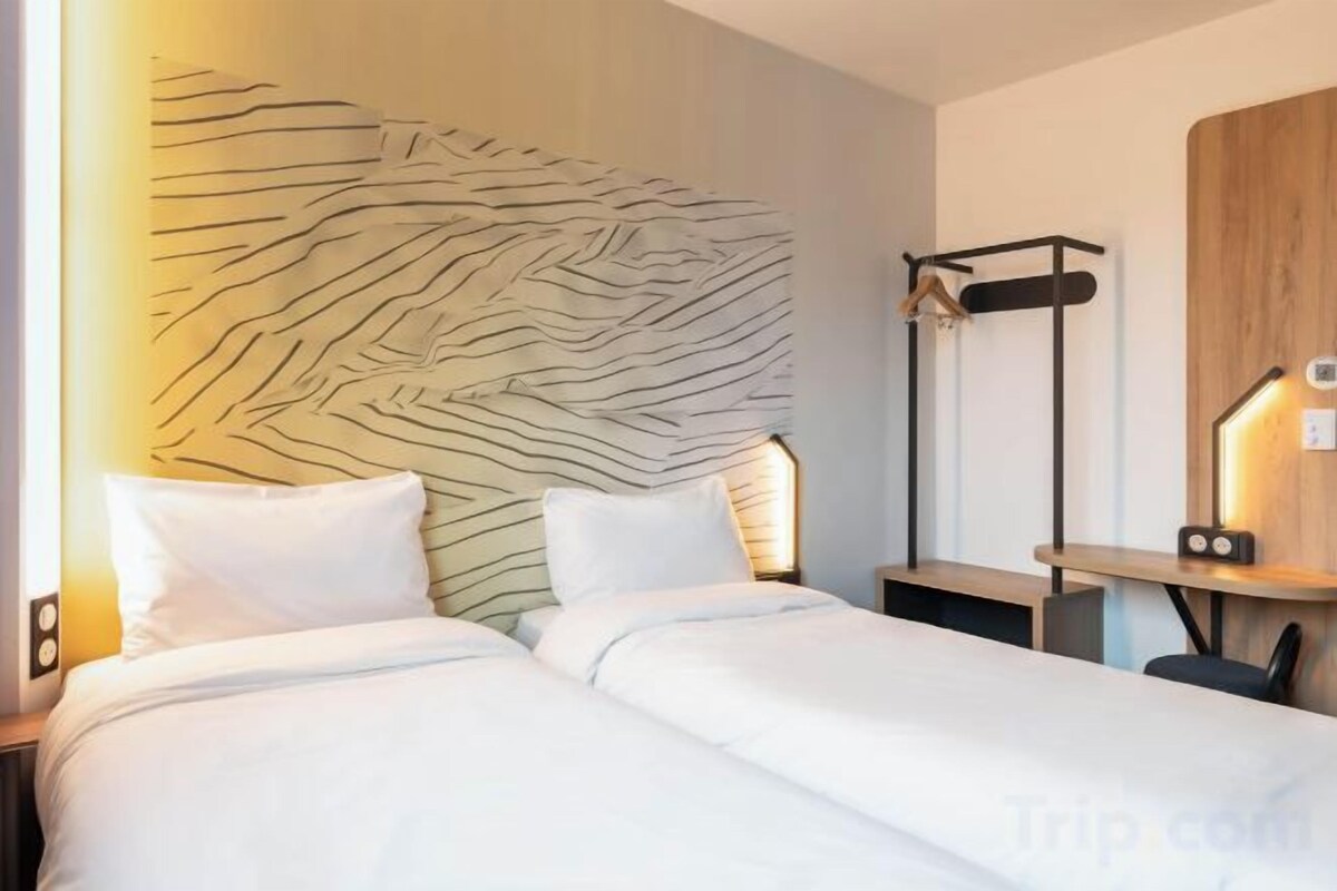 Desk, free WiFi, bed sheets