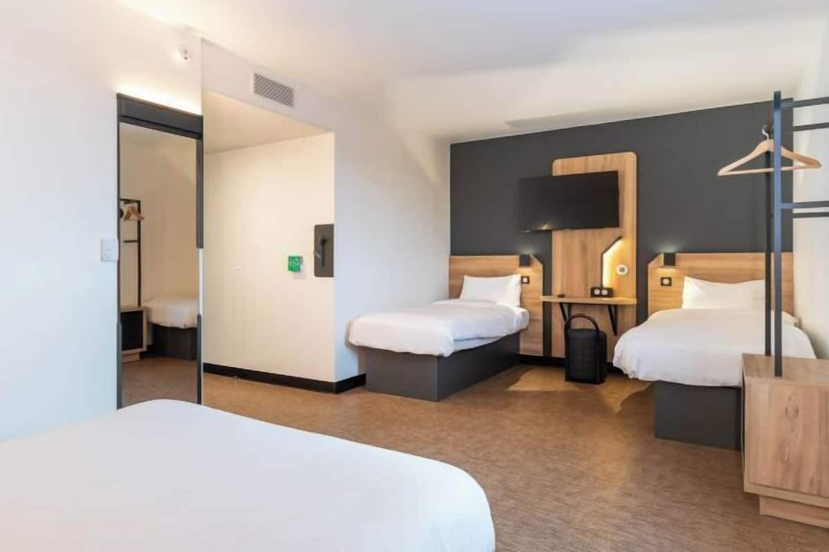 Escritorio, wifi gratis y ropa de cama