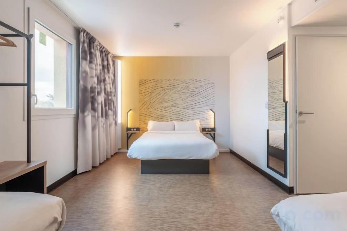 Desk, free WiFi, bed sheets