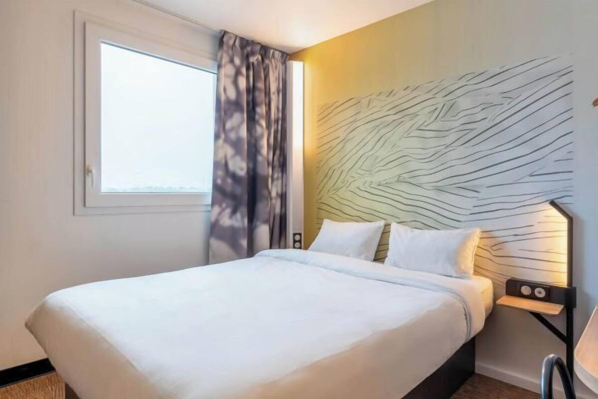 Escritorio, wifi gratis y ropa de cama