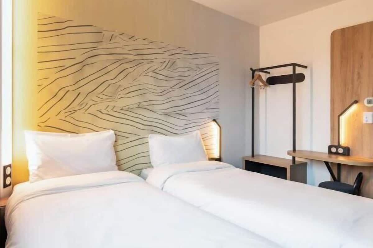 Escritorio, wifi gratis y ropa de cama
