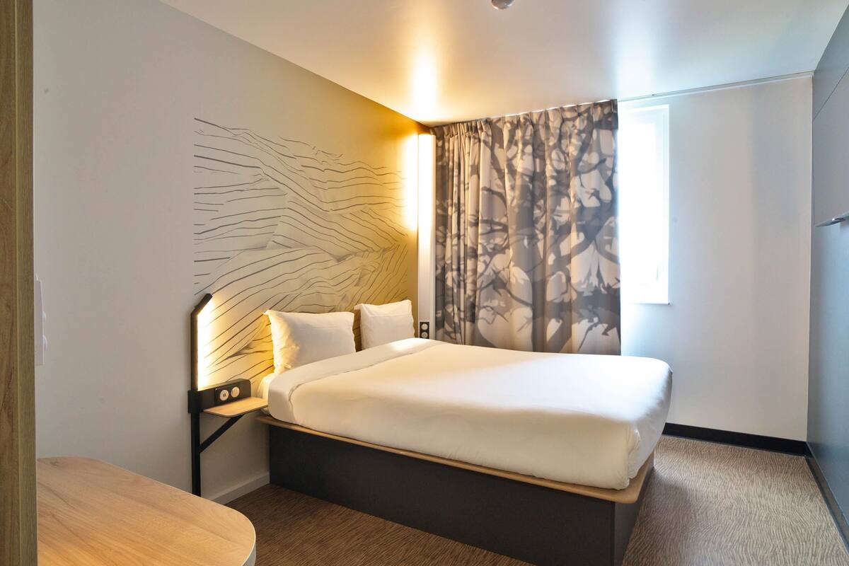 Standard Double Room, 1 Double Bed, Mobility Accessible, Non Smoking | Desk, free WiFi, bed sheets