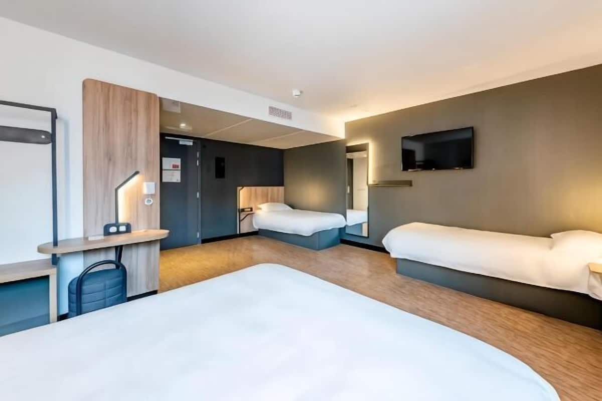Escritorio, wifi gratis y ropa de cama