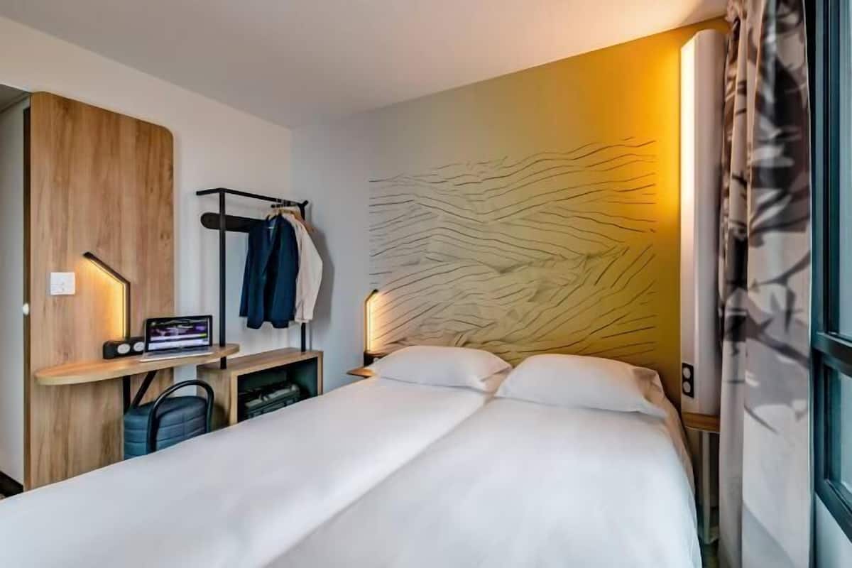 Escritorio, wifi gratis y ropa de cama