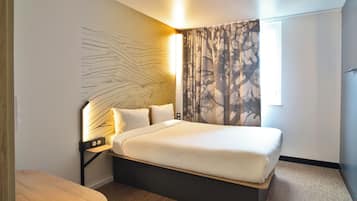 Een bureau, gratis wifi, beddengoed