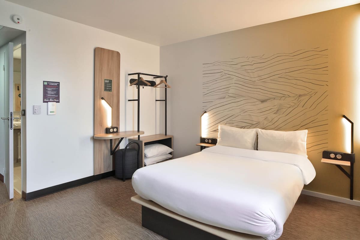 Desk, free WiFi, bed sheets