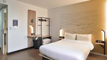 Een bureau, gratis wifi, beddengoed