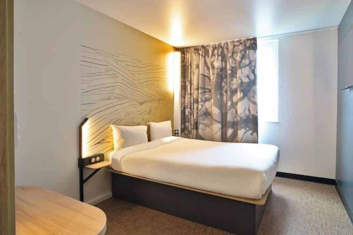 Escritorio, wifi gratis, ropa de cama