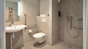 Standaard tweepersoonskamer, 1 tweepersoonsbed, toegankelijk voor rolstoelgebruikers, niet-roken | Badkamer | Een douche, handdoeken, zeep, shampoo