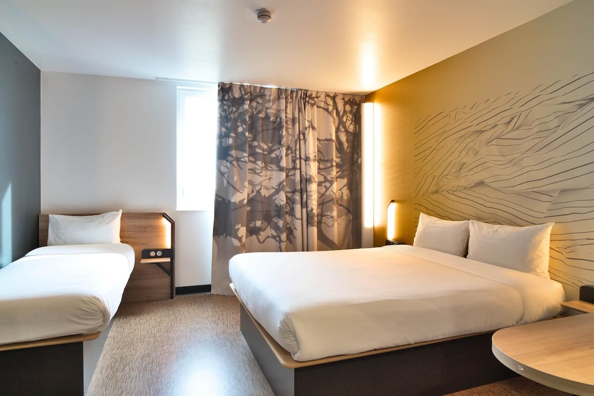 Quadruple Room, Non Smoking | Desk, free WiFi, bed sheets