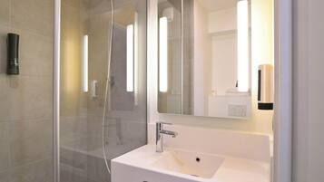 Douche, serviettes fournies, savon, shampoing