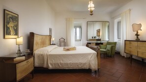 6 slaapkamers, een strijkplank/strijkijzer, gratis wifi, beddengoed