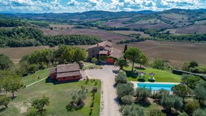 A large estate with a main house, a swimming pool, and expansive fields. - Villa Le Logge 12, Emma Villas (Todi)