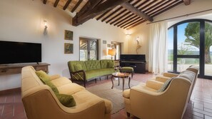 TV connectée, cheminée, table de tennis de table