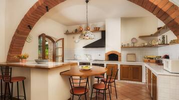 Frigorifero, microonde, forno, piano cottura