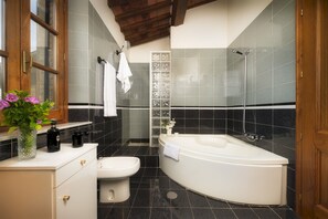 Bathtub, hair dryer, bidet, towels - Fonte Pinella 8, Emma Villas (Chiusi)