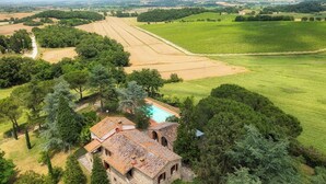 A villa with a swimming pool surrounded by lush greenery and vineyards. - Fonte Pinella 8, Emma Villas (Chiusi)