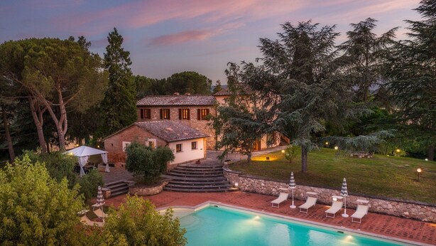 A villa with a swimming pool, outdoor seating, and a garden. - Fonte Pinella 8, Emma Villas (Chiusi)