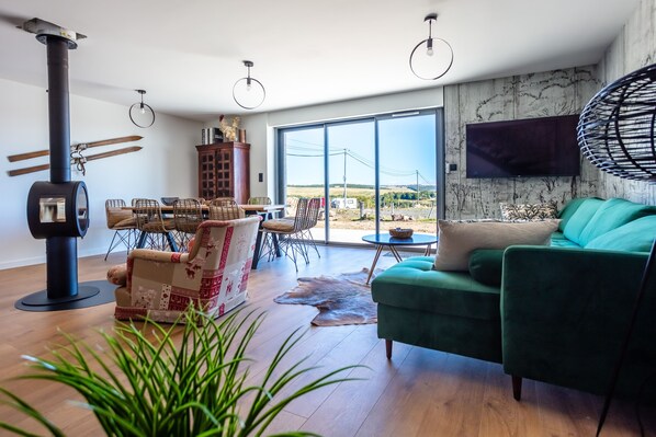 TV - Modern, comfortable Buron in the heart of Aubrac (Saint-Chély-d'Aubrac)