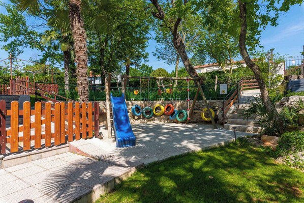 Children’s area - Holiday home with large garden and pool (Poreč)