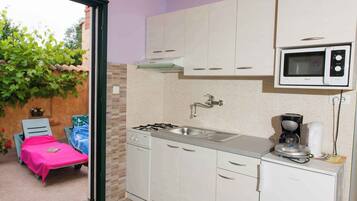 Refrigerador, microondas, parrilla de estufa y tostadora