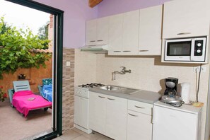 Fridge, microwave, stovetop, coffee/tea maker