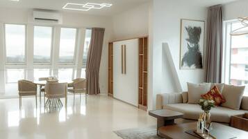 Una sala de estar moderna con sofá, mesa de centro y comedor.