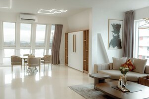 Una sala de estar moderna con sofá, mesa de centro y comedor.