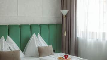 Ropa de cama de alta calidad, cubrecamas y minibar