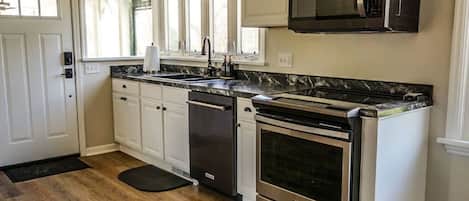 Refrigerador, microondas, horno, placa de cocina
