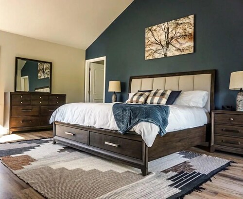 Lux family retreat, hot tub, specular views. Spacious home on the golf course.