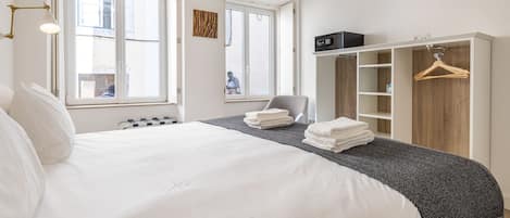 1 habitación, tabla de planchar con plancha y cuna de viaje