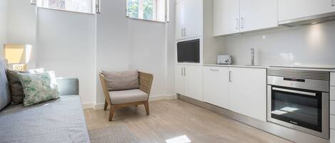 Réfrigérateur, micro-ondes, four, plaque de cuisson