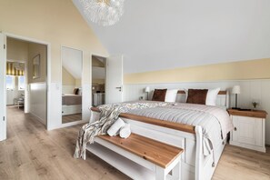 2 bedrooms, iron/ironing board, free WiFi - "Hafenglück" vacation home close to the beach with sauna, private jetty and south-facing terrace (Olpenitz)