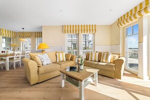 TV, fireplace, stereo - "Hafenglück" vacation home close to the beach with sauna, private jetty and south-facing terrace (Olpenitz)