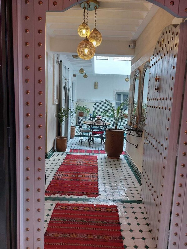 المنشأة من الداخل