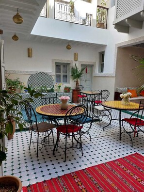 تناول الطعام بالخارج