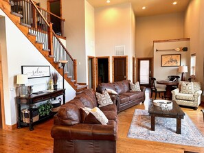 Smart TV, fireplace, video games - Family getaway, pool, bunk room, private deck, close to lake and Thunder Ridge (Hollister)