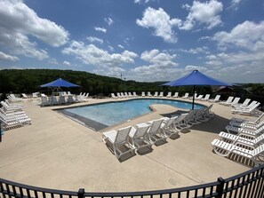 Pool - Family getaway, pool, bunk room, private deck, close to lake and Thunder Ridge (Hollister)