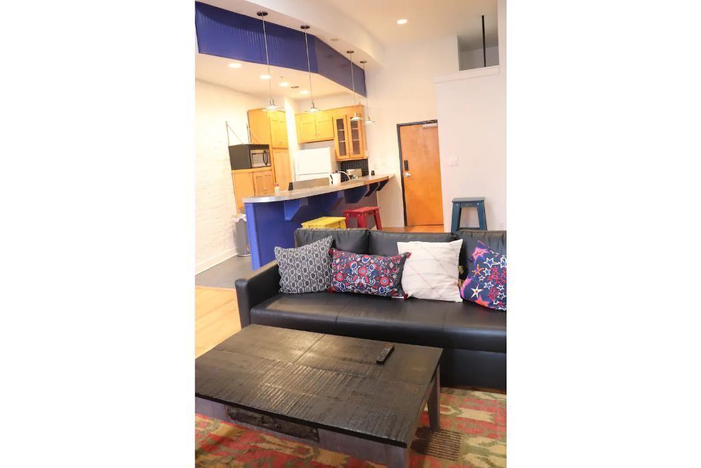 Cozy 2 bedroom (2B) rental unit with free parking