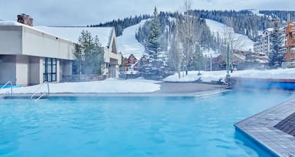 Ski-in/out condo with mountain views, pool, hot tub, sauna, gym & fireplace